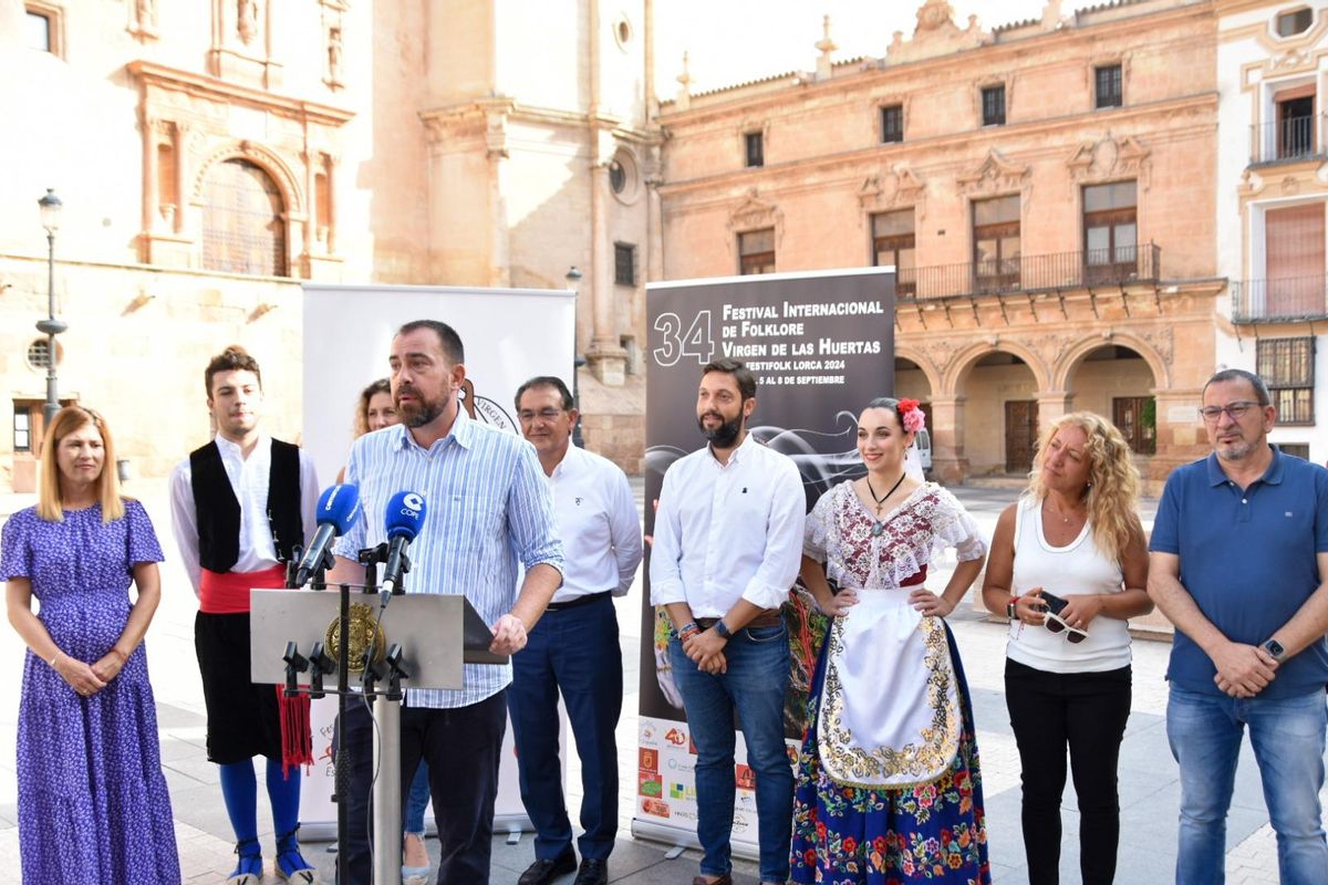 Luis González, presidente de Coros y Danzas Virgen de las Huertas, detallaba los actos que se celebrarán.