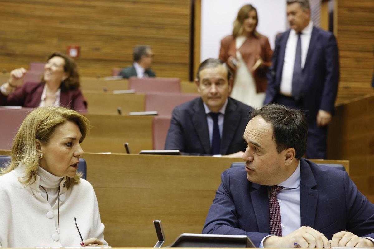 El president de la Generalitat, Juanfran Pérez Llorca, junto a Susana Camarero en la sesión de control, este jueves.