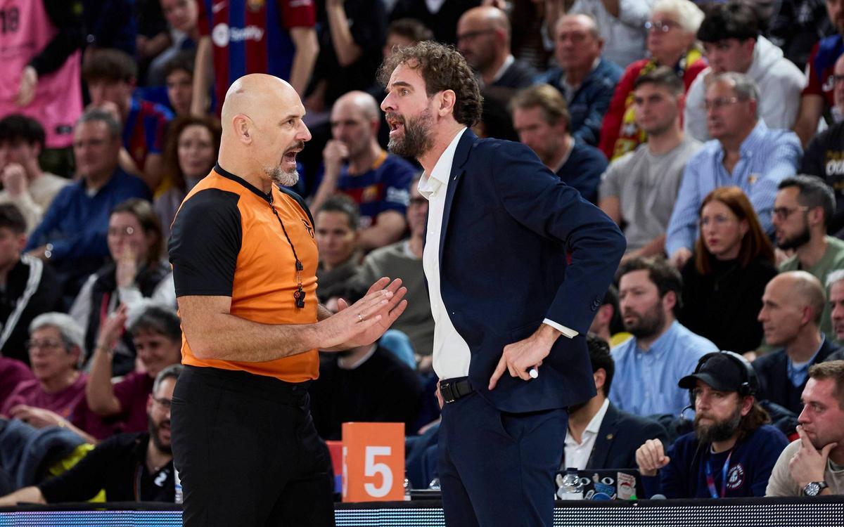 Roger Grimau intercambia opiniones con el colegiado montenegrino, ante el Zalgiris