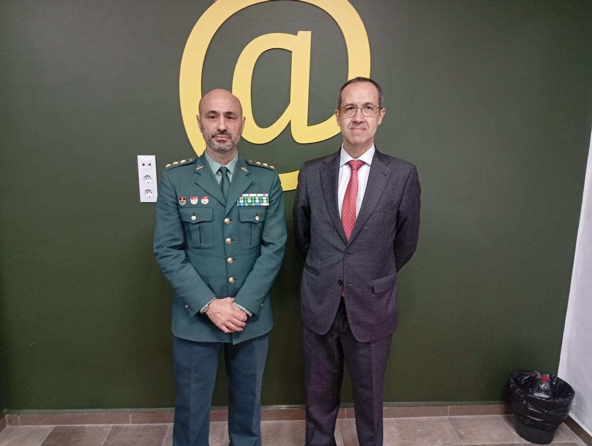 El coronel de la Guardia Civil, Juan Martínez Ros, jefe de la Comandancia de Valencia, y el fiscal delegado de la Sección de Criminalidad Informática de la Fiscalía de Valencia, José Vicente Guillamón
