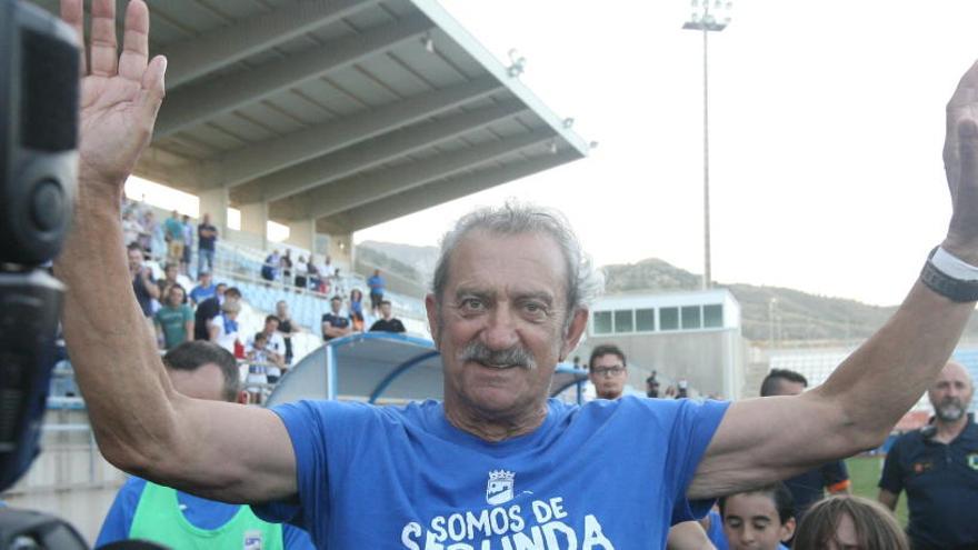 David Vidal en un momento de la celebración del ascenso con el Lorca