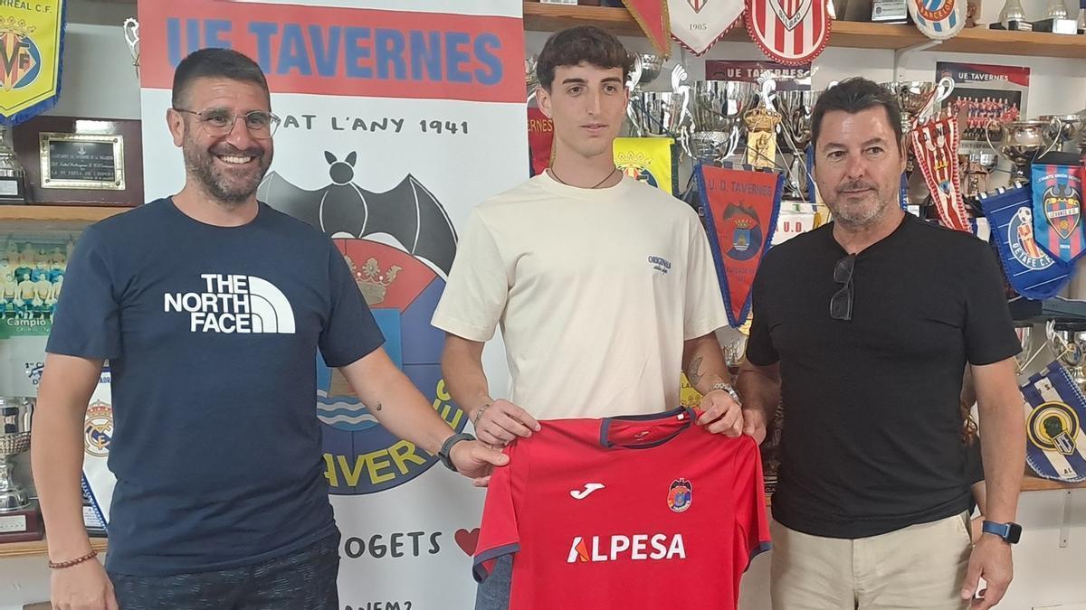 El nuevo fichaje de la UE Tavernes de la Valldigna, entre el presidente y el vicepresidente de la entidad