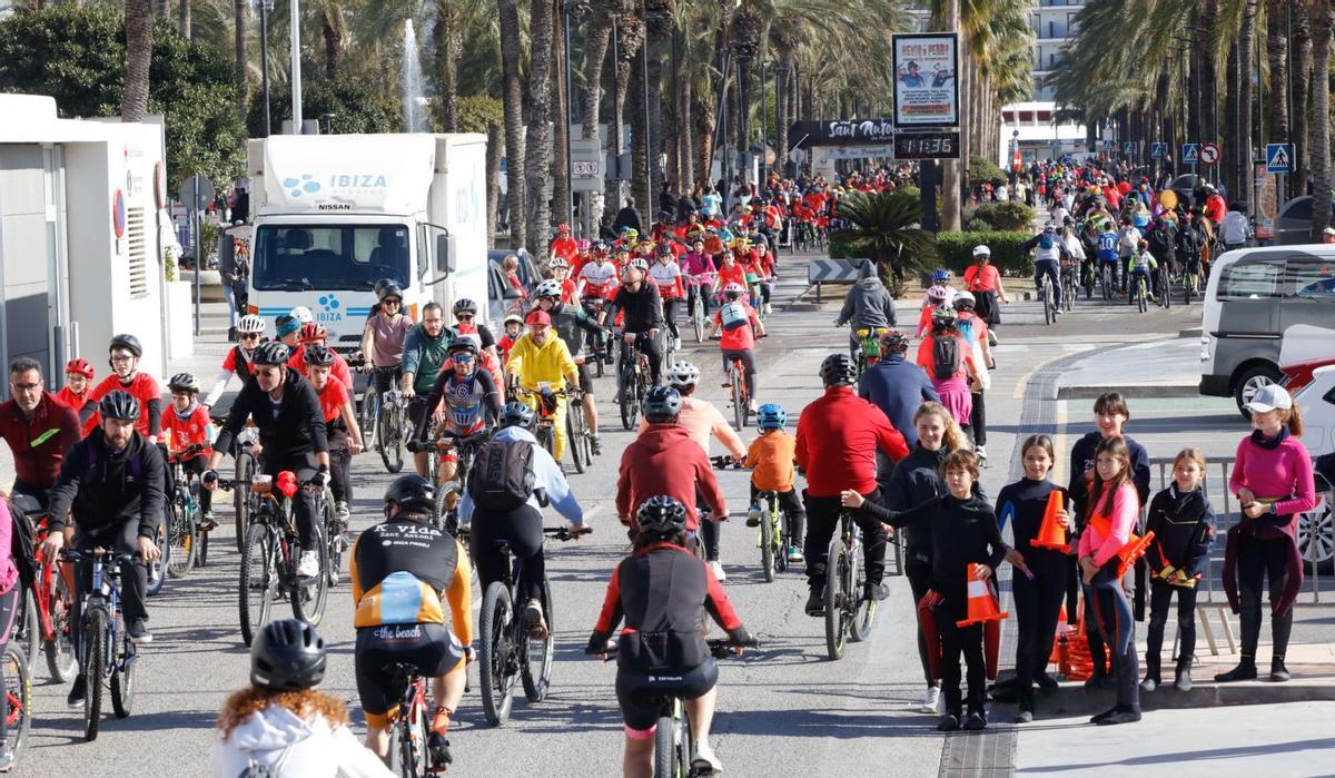 Gran éxito en Sant Antoni de la Marcha des Porquet, que reúne a 1.000 ciclistas