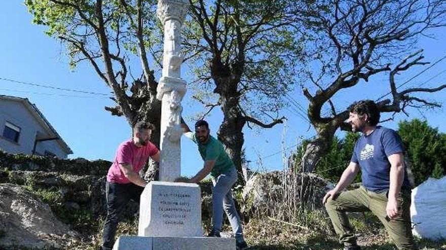 Colocación de uno de los cruceiros ayer. // Gustavo Santos