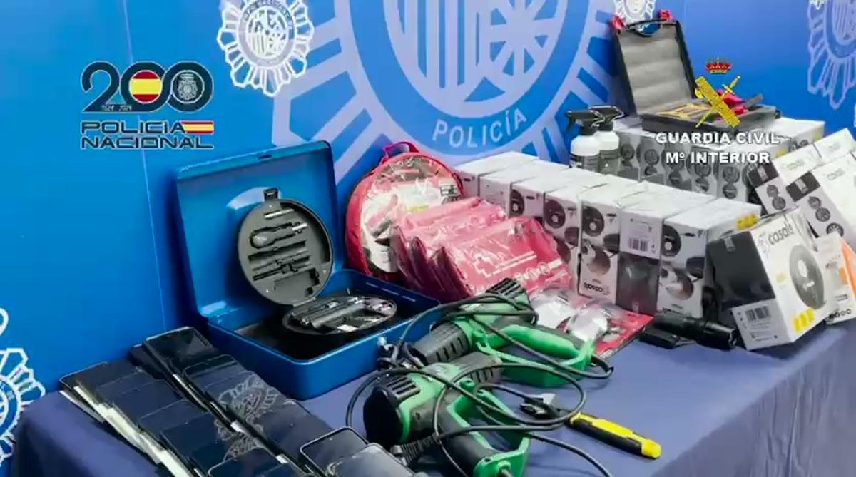 Material intervenido a los dos arrestados.