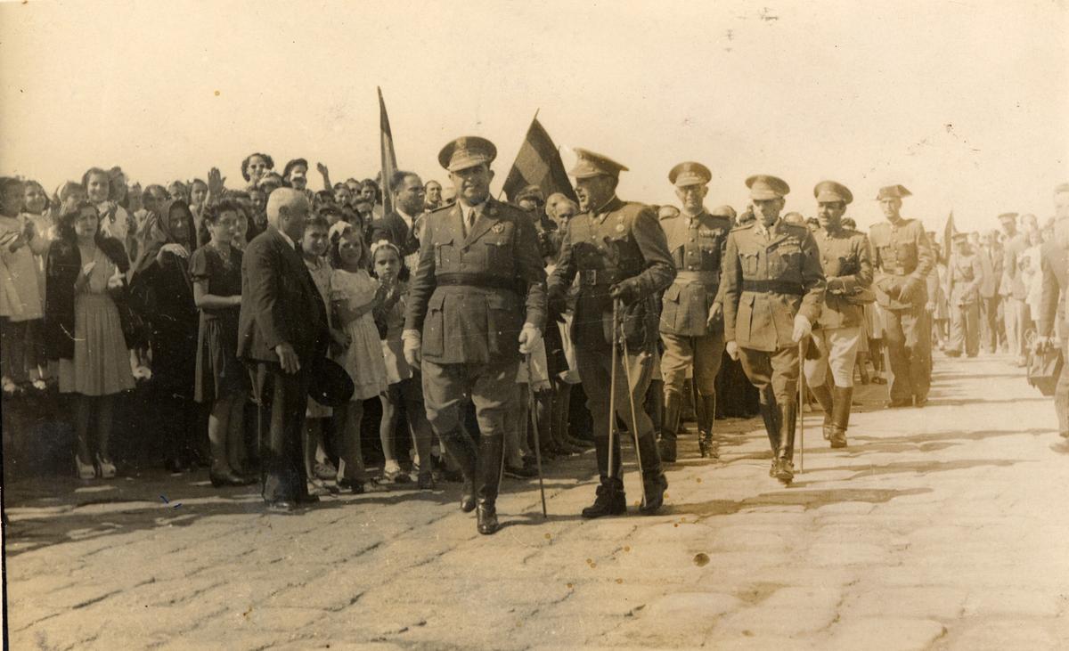 El capitán general de Canarias de la época, Francisco García-Escámez, en una visita a Arrecife