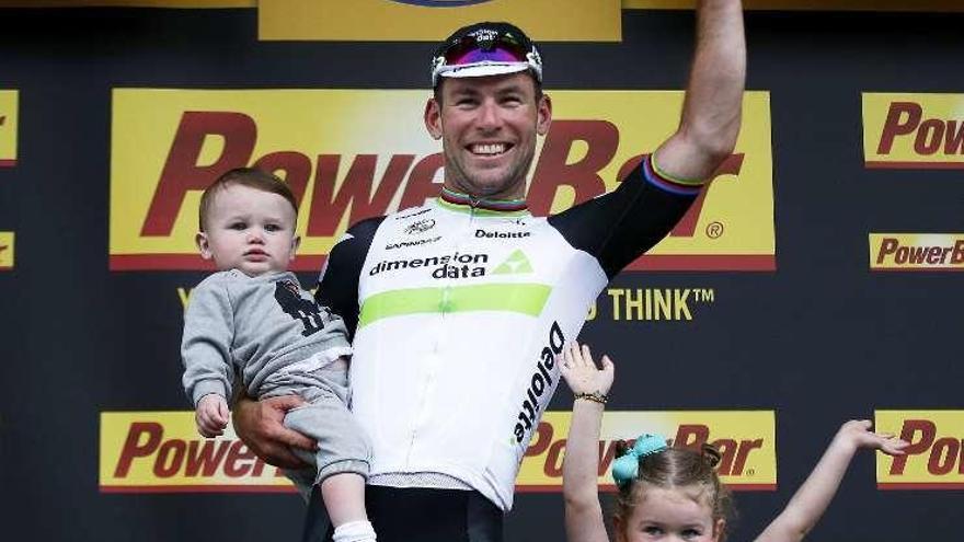 Cavendish posa en el podio con sus hijos.