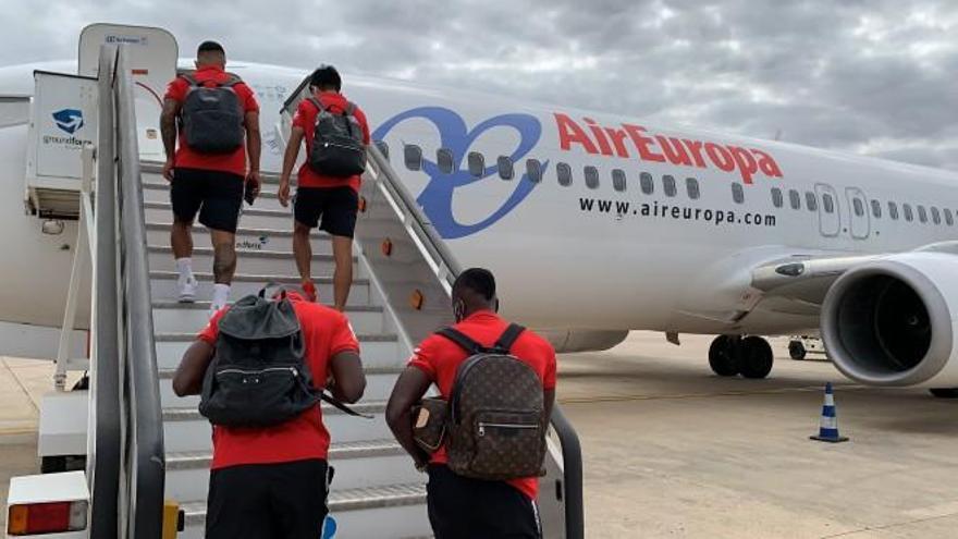 La expedición del Mallorca, esta mañana subiendo al avión en dirección a Madrid.