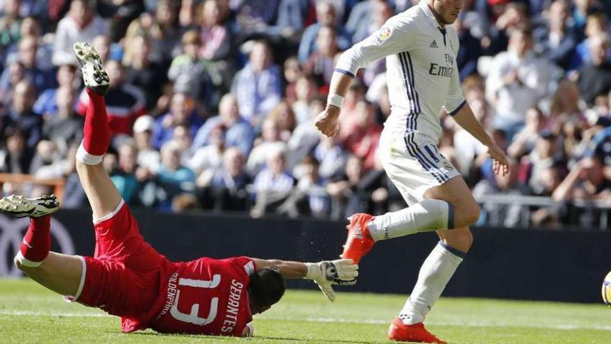 Bale regatea a Serante para marcar a puerta vacía.