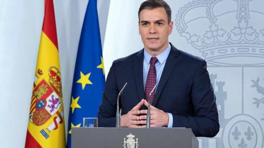 Sánchez, ayer, en su comparecencia sin presencia de periodistas por el coronavirus. // Efe