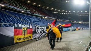 Operaris de l’estadi de Hannover retiren les banderes alemanyes al suspendre’s el partit.