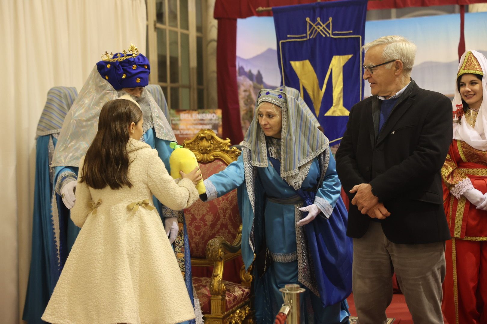 La versión "años 30" de Laura, Paula y la corte 2023 en la Cabalgata de Reyes