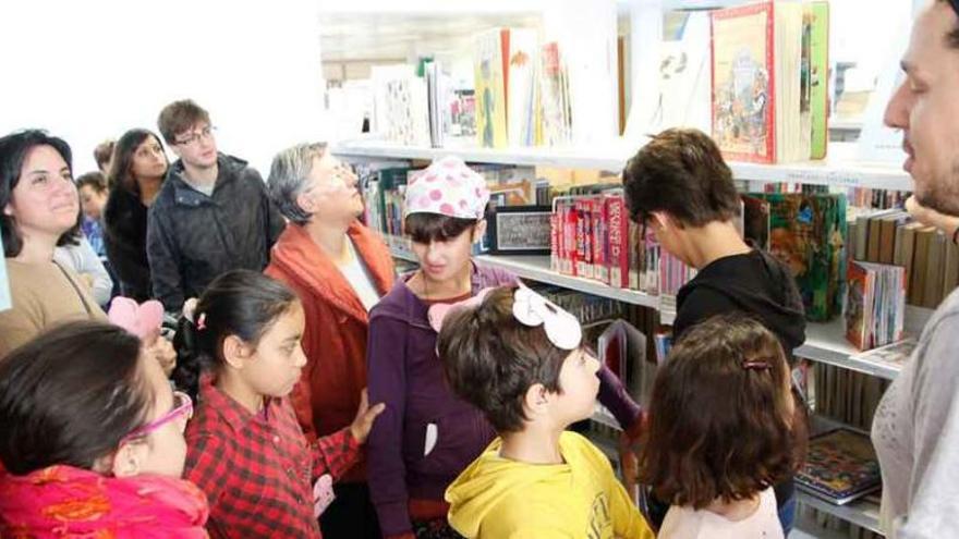 Un bibliotecario explica las peculiaridades del área Infantil.