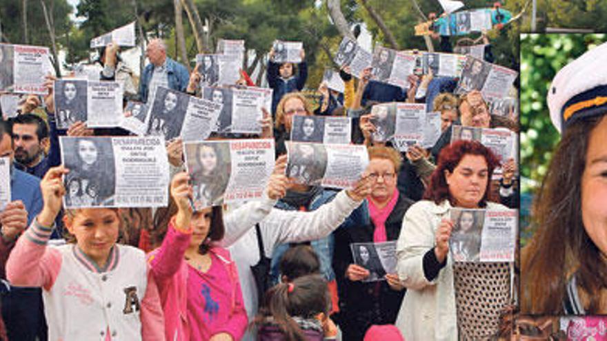 Decenas de personas muestran carteles con el rostro de Malén durante una concentración en Calvià. En la imagen pequeña, Malén Ortiz en una imagen reciente.