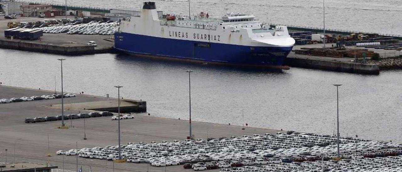 Un buque de Suardiaz, atracado en la terminal de vehículos de Bouzas. // Marta G. Brea