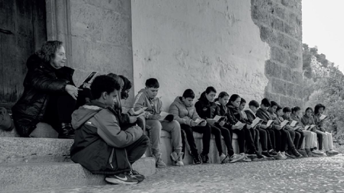 Lectura colectiva del libro "Xàtiva" de Estellés a la puerta de la ermita de Sant Feliu.