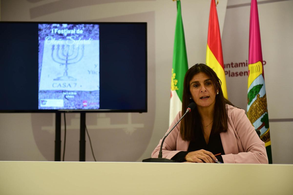 Belinda Martín presenta el primer festival de otoño sefardí en Plasencia.