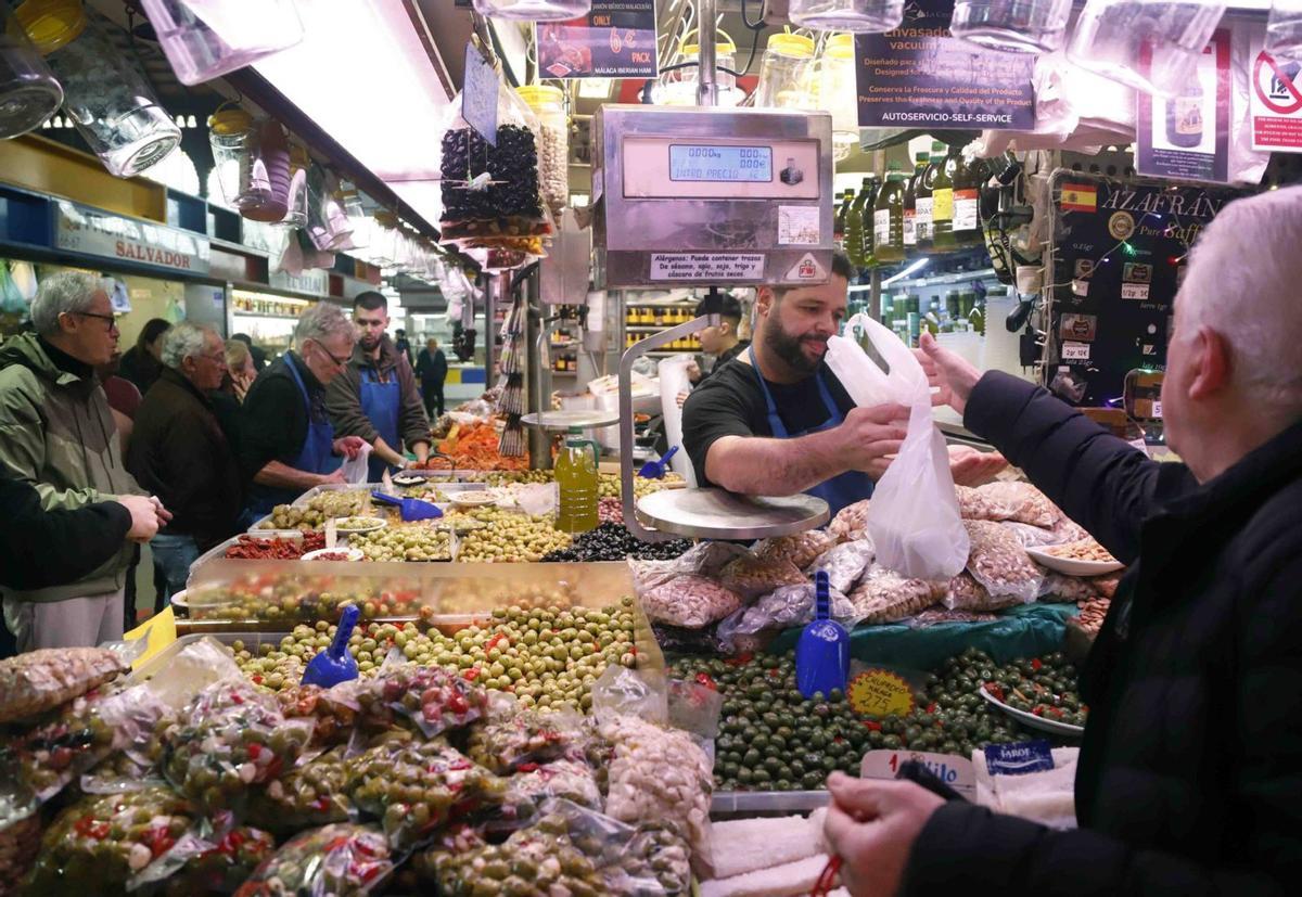 La cesta de la compra aún no ha escalado al ritmo de los combustibles, pero en pocos días se ha disparado el precio en origen de frutas y verduras