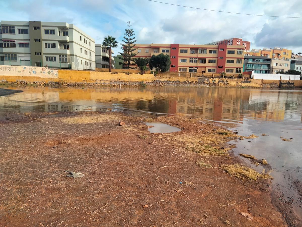 Terreno de Melenara anegado de agua, ayer.