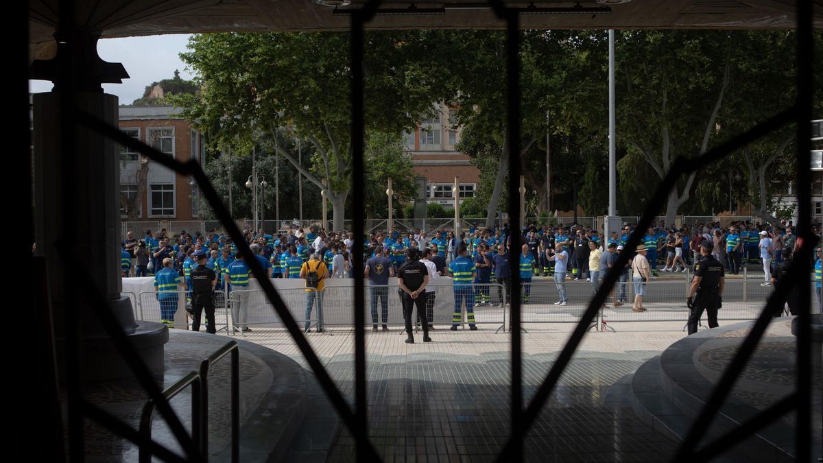 Los trabajadores de Navantia protestan frente a la Asamblea Regional