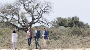El presidente del Gobierno, Pedro Sánchez, pasea por el Parque Nacional de Doñana acompañado del director de la Estación Biológica y del delegado del Gobierno en Andalucía.