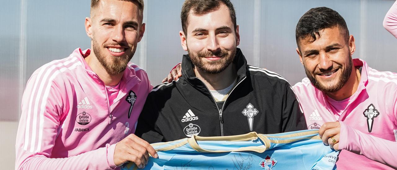 Óscar Román posa entre Mingueza y Óscar Rodríguez con la camiseta firmada por toda la plantilla del Celta