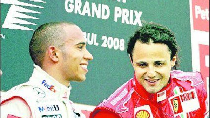 Lewis Hamilton (izquierda) y Felipe Massa, en el podio del circuito de Estambul.