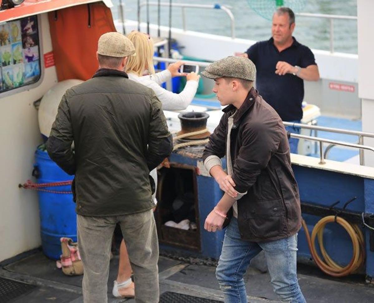 La fan pide a uno de los pescadores que le haga una foto con David Beckham
