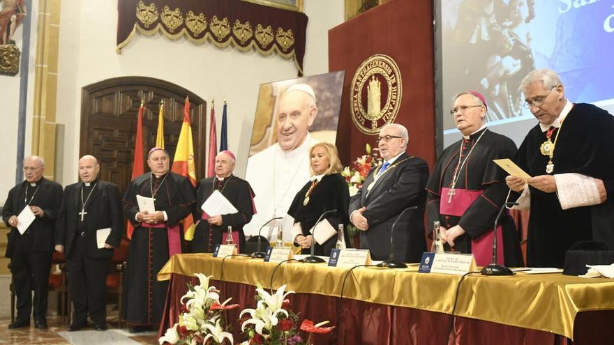 En el altar, junto a la presidencia del acto, una gran foto del Santo Padre.