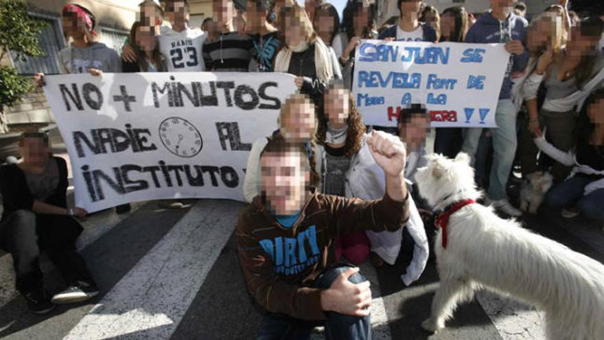 Medio centenar de estudiantes del IES Lloixa participaron ayer en la protesta. A la derecha, la pancarta de la errata con el verbo &quot;rebelar&quot;.