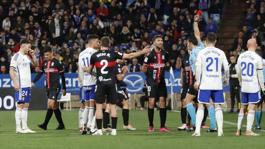 Jairo ve la tarjeta roja en el encuentro frente al Real Zaragoza en La Romareda.