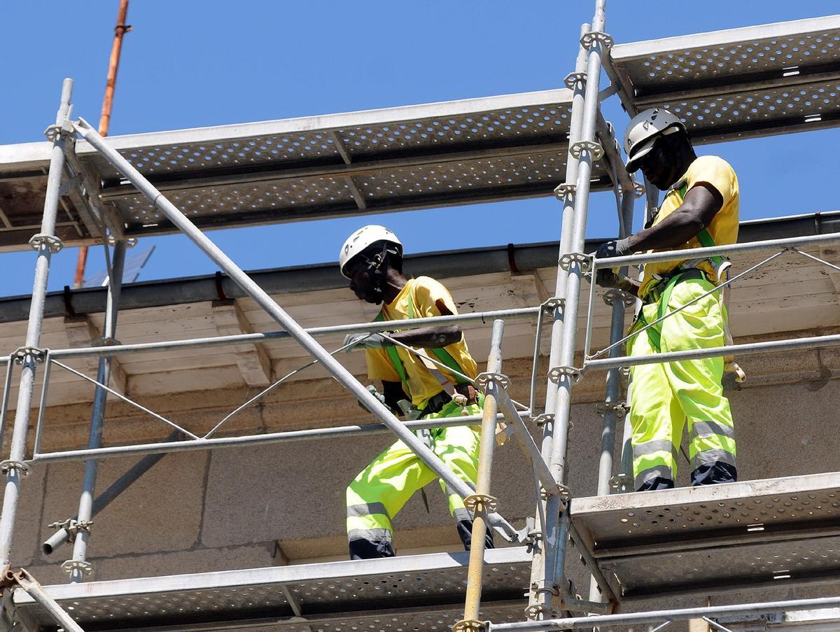 Trabajadores extranjeros en el sector de la construcción, donde son prácticamente la mitad de los ocupados.