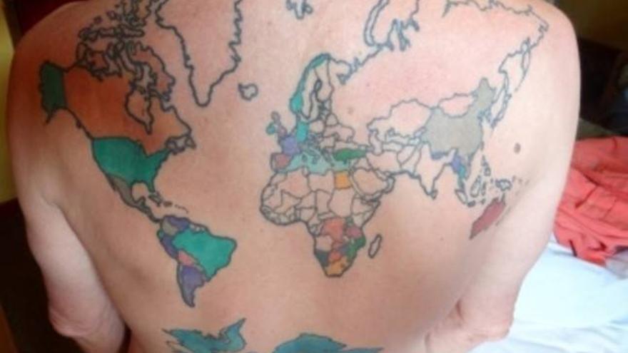 Un viajero se tatúa un mapamundi para mostrar cada país que visita