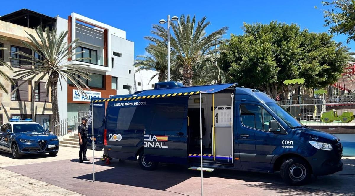 Presentación, este jueves en Pájara, del Vehículo Integral de Documentación VIDOC de la Policía Nacional para hacer el DNI y el pasaporte en Fuerteventura