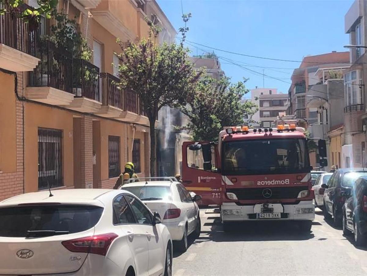 Actuación de los bomberos en una calle de San Vicente, en una imagen de archivo.