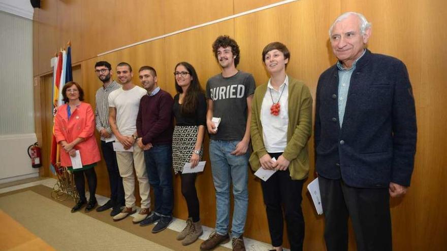 El director del Museo, Carlos Valle (drcha), con los ganadores del certamen Novos Valores. // Gustavo Santos