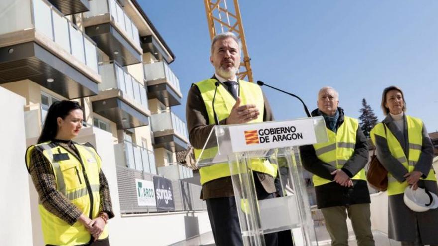 Azcón, junto al consejero López y la alcaldesa Orduna, en las viviendas de la Merced. | GOBIERNO DE ARAGÓN