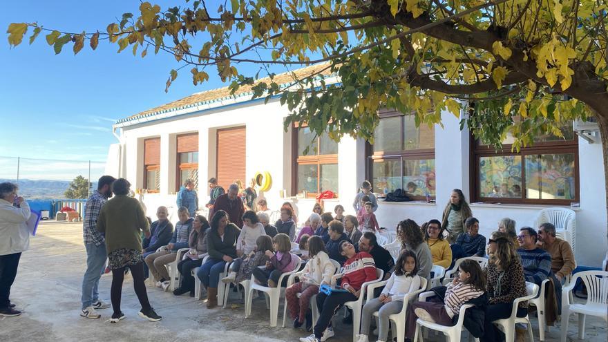 El colegio de Beniatjar celebra los 70 años de su construcción con una fiesta