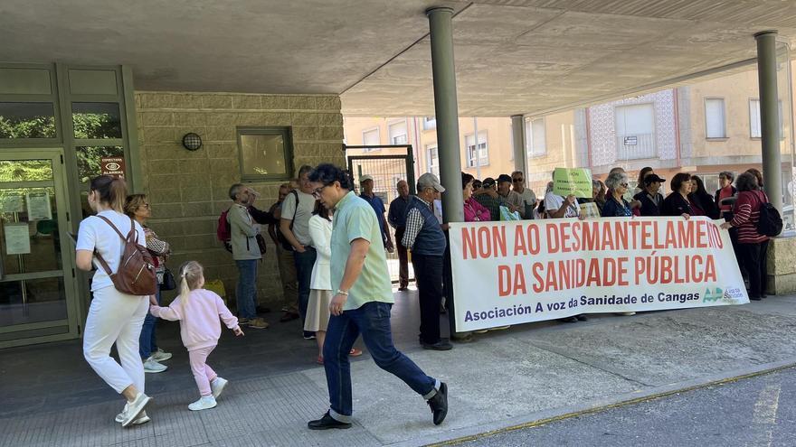 Personas concentradas ayer, como cada martes, frente al centro de salud de Cangas.