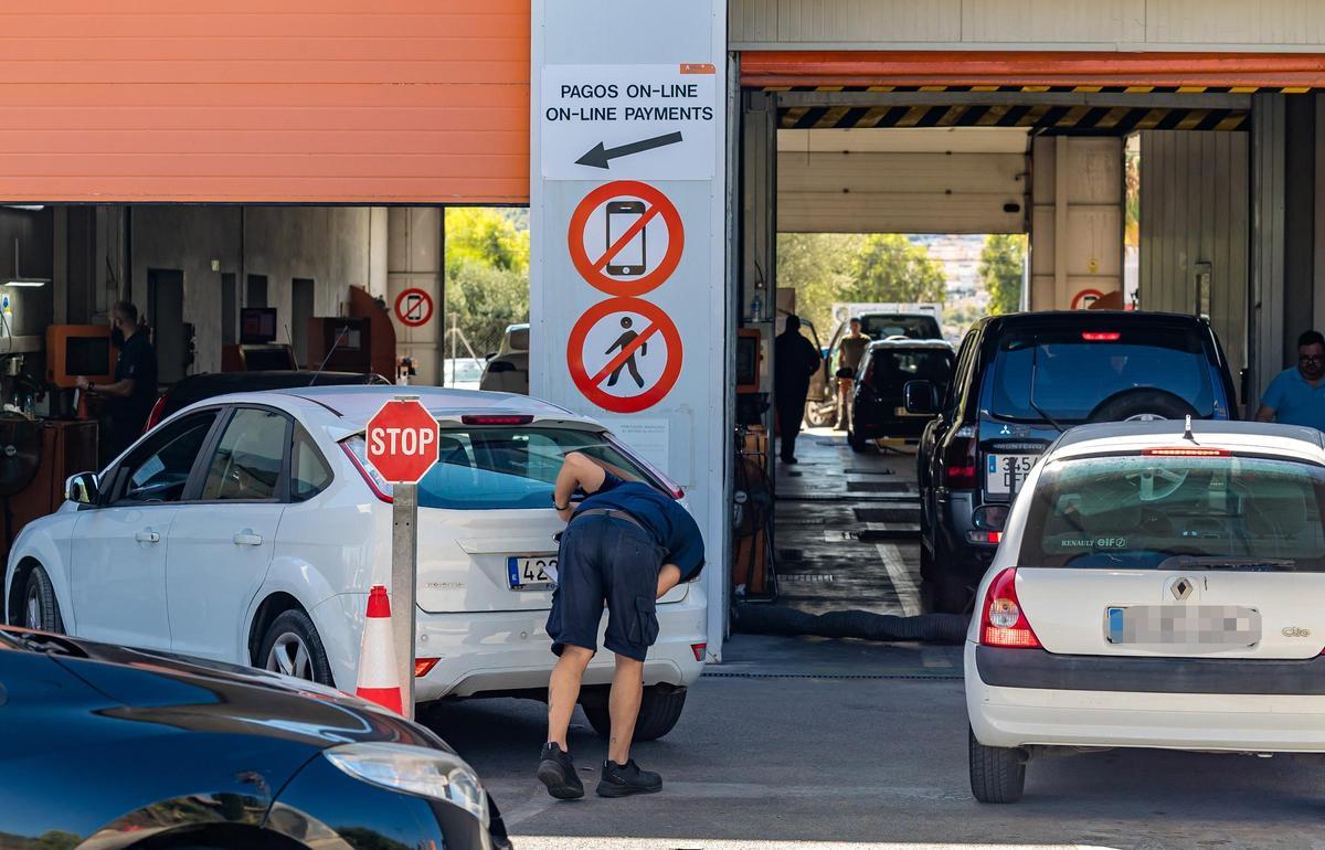 Coches pasan por la estación de la ITV de Benidorm, en una imagen de archivo.