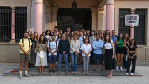 Los jóvenes del programa con la alcaldesa, el concejal de Medio Ambiente y los maestros acompañantes