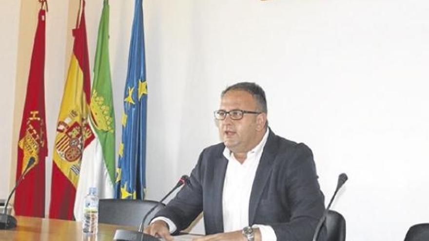 El alcalde de Mérida destaca la rebaja del paro y la deuda en sus dos años de gestión