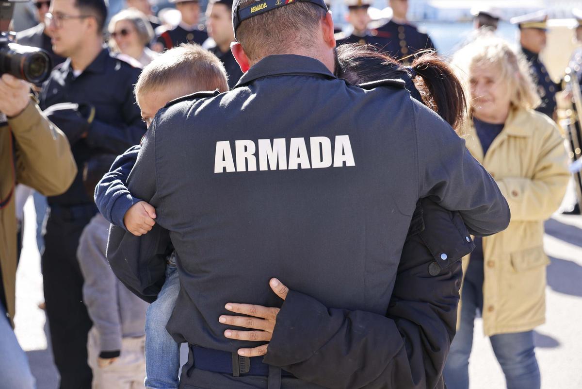 Abrazos y amor puro antes de la salida del Hespérides, que zarpa hacia la Antártida para 164 días de investigación científica.