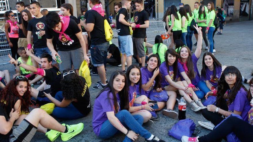 Miembros de una de las peñas, en la Plaza Mayor.