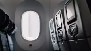 ¿Por qué hay que subir las persianas de las ventanas de los aviones al despegar y al aterrizar?