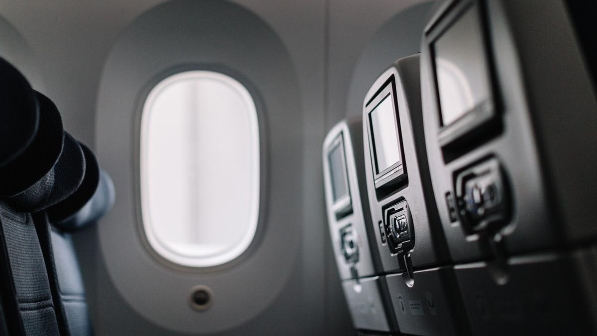 La ventanilla de un avión debe permanecer despejada, con la persiana subida, sobre todo en el despegue y en el aterrizaje