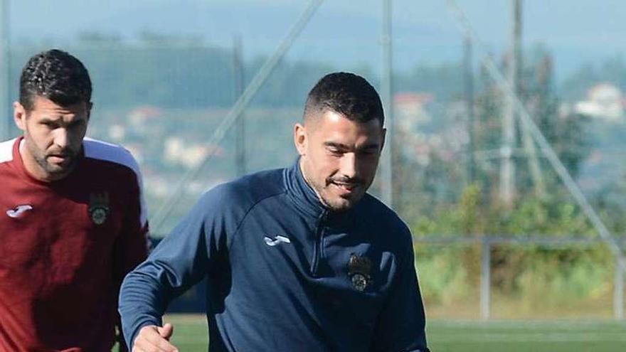 Álex Fernández, con Moncho detrás, en un entrenamiento. // R. Vázquez