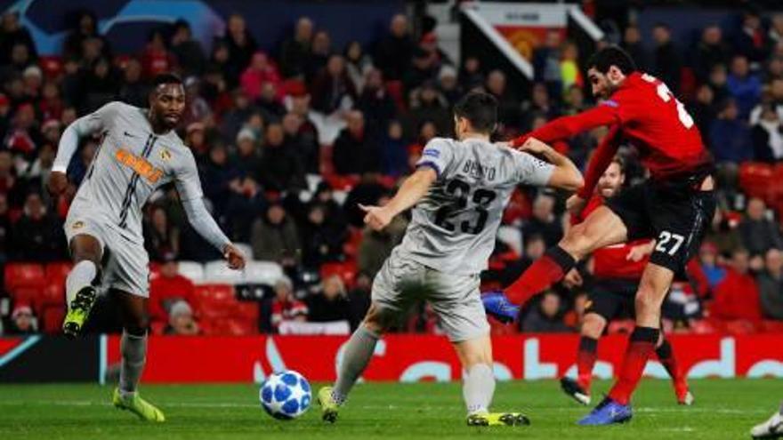 Fellaini dispara a gol contra el Young Boys, tras haberse ayudado con el brazo.