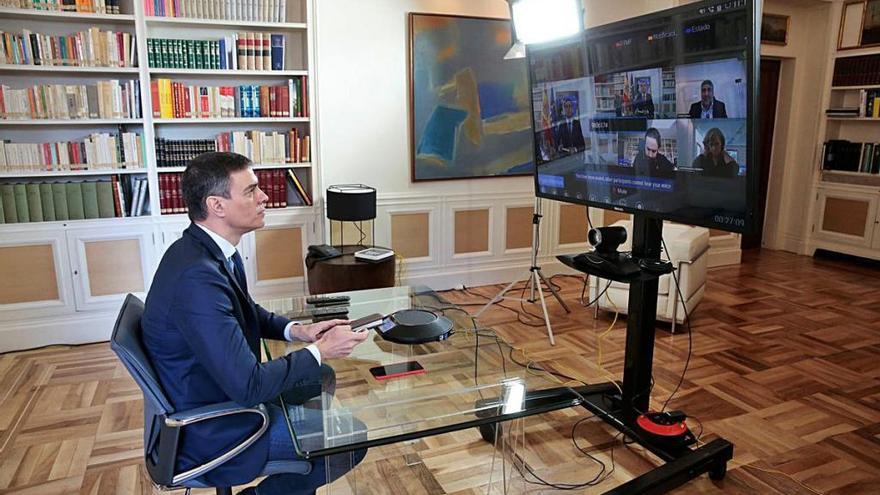 Sánchez, durante la videoconferencia entre ministros mantenida antes del anuncio de ayer.