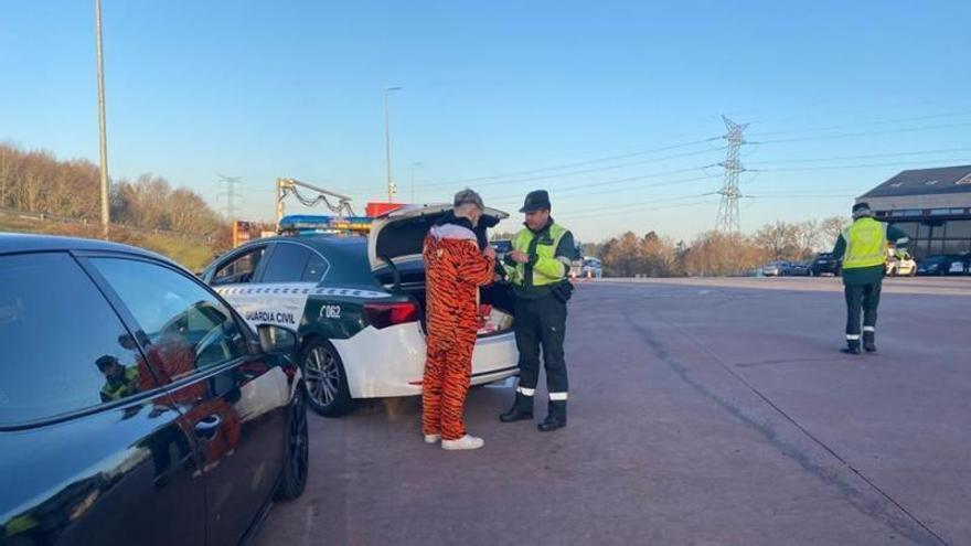 Camioneros y Guardia Civil se alían para parar a unos jóvenes que volvían borrachos del Xoves de Comadres